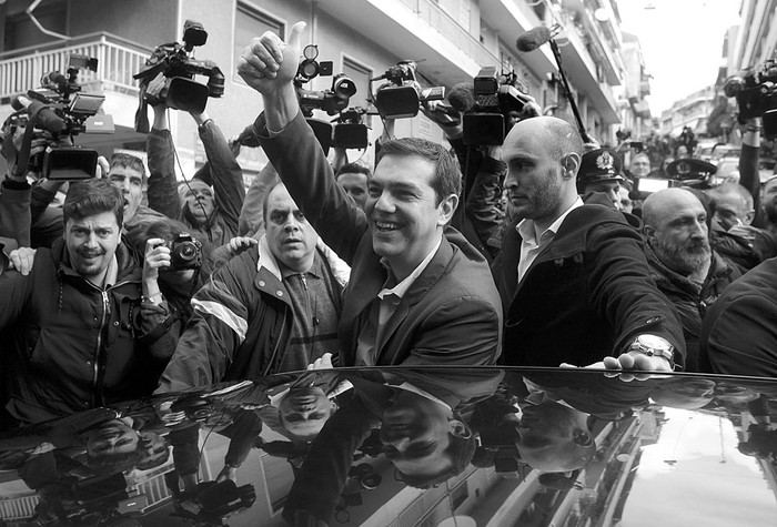 Alexis Tsipras, líder de Syriza, se retira de un colegio electoral, ayer, en Atenas, Grecia. Foto: Yannis Kolesidis, Efe