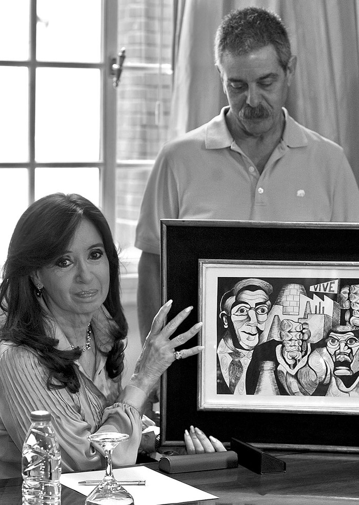 Cristina Fernández junto a Sergio Burstein, referente de la
Asociación 18J Familiares, Sobrevivientes y Amigos de las Víctimas
del Atentado a la AMIA, ayer, en la residencia de Olivos.
Foto: Presidencia argentina, s/d de autor