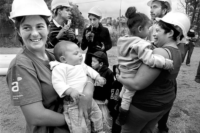 Participantes del Plan Juntos durante la visita del presidente José Mujica, ayer, en Ciudad del Plata, San José, donde se construyen 96 viviendas. Foto: Sandro Pereyra