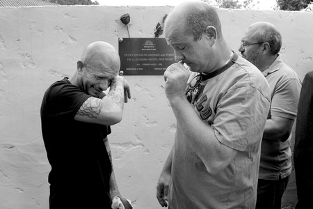 Dino y Piero Perrini, en el descubrimiento de la placa en homenaje a su padre Aldo Perrini, ayer, en el Batallón de Infantería número 4, en Colonia. Foto: Iván Franco Dino y Piero Perrini, en el descubrimiento de la placa en homenaje a su padre Aldo Perrini, ayer, en el Batallón de Infantería número 4, en Colonia. Foto: Iván Franco