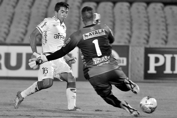 Carlos de Pena, de Nacional, convierte el gol al arquero Darío Silva, de El Tanque Sisley, ayer, en el estadio Centenario. Foto: Sandro Pereyra