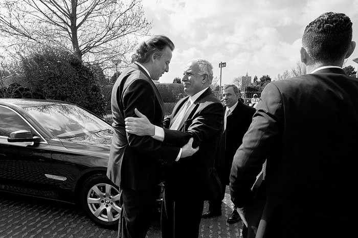 Bert Koenders, ministro holandés de Exteriores (izq.), recibe a su homólogo de la Autoridad Nacional Palestina, Riyad al Maliki, antes de una reunión ayer, en La Haya (Holanda). Foto: Martijn Beekman, Efe