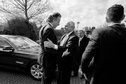 Bert Koenders, ministro holandés de Exteriores (izq.), recibe a su homólogo de la Autoridad Nacional Palestina, Riyad al Maliki, antes de una reunión ayer, en La Haya (Holanda). Foto: Martijn Beekman, Efe
