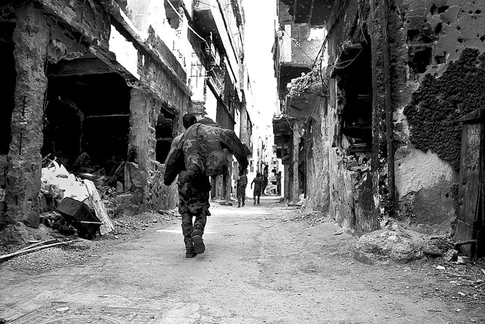 Edificios destruidos en el campo de refugiados palestinos de Yarmuk, ayer, en la capital Siria, Damasco. Foto: Youssef Karwashan, Afp