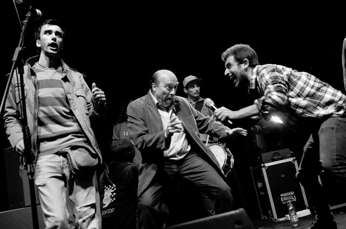 Daniel Martínez junto a ex integrantes de la murga La Zafada, ayer, en el Museo del Carnaval. Foto: Pablo Vignali