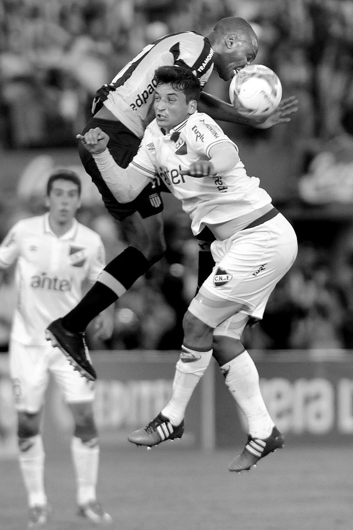 Marcelo Zalayeta, de Peñarol, y Gonzalo Porras, de Nacional, ayer,en el estadio Centenario. Foto: Santiago Mazzarovich