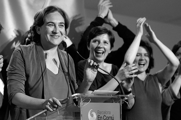 La candidata de la coalición de izquierda Barcelona en Común festeja durante una conferencia de prensa luego de las elecciones municipales y regionales de España, ayer, en Barcelona. Foto: Quique García, Afp