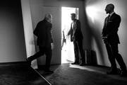 Joseph Blatter, presidente de la FIFA (i), deja la sede del organismo después de una conferencia de prensa, ayer, en Zúrich, Suiza. Foto: Valeriano Di Domenico, Afp