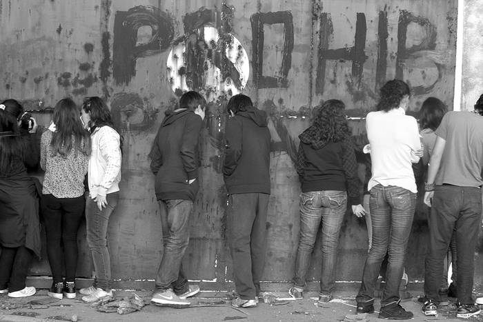 Estudiantes del liceo 58 en la puerta de la curtiembre Rampón Chico, en Bella Italia. Foto: Unidad de Comunicación, Udelar, s/d de Autor