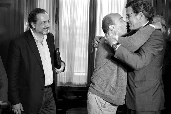 Jorge Gandini, Daniel Martínez y Pedro Bordaberry, ayer, en la sala de ministros del Palacio Legislativo. • Foto: Santiago Mazzarovich