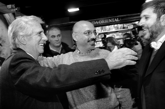 Tabaré Vázquez, Marcelo Abdala y Fernando Pereira, en la apertura del Congreso del PIT-CNT, ayer, en el teatro El Galpón. Foto: Pablo Vignali