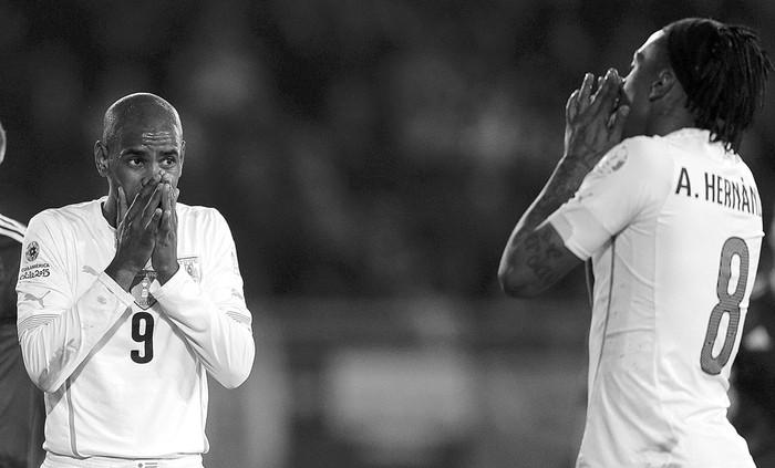 Diego Rolan y Abel Hernández durante el partido Argentina-Uruguay, ayer, en el estadio La Portada de La Serena, Chile. Foto: Mario Ruiz, Efe