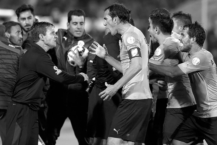 Diego Godín protesta al juez de línea, ayer, en el Estadio Nacional de Santiago de Chile. Foto: Mario Ruiz, Efe