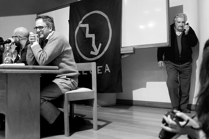 José Mujica durante el debate sobre el potencial de la autogestión para la distribución de la riqueza, ayer, en la Facultad de Ciencias Económicas y de Administración. Foto: Pablo Vignali