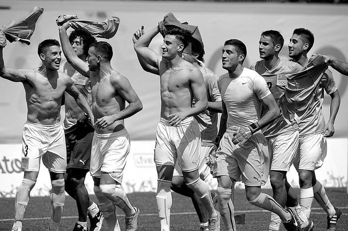 Los jugadores de Uruguay dan la vuelta olímpica, ayer, luego de la final con México en los Juegos Panamericanos de Toronto, Canadá. Foto: Gerardo Correa