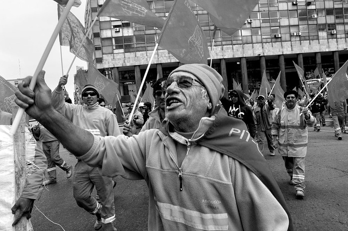 Movilización de los trabajadores de la construcción del Antel Arena, ayer, frente a la Torre Ejecutiva. • Foto: Sandro Pereyra