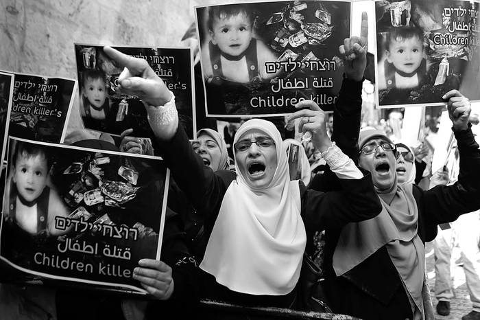 Palestinos participan en una protesta, ayer, por la muerte de un bebé de 18 meses de edad, muerto en un ataque incendiario por parte de extremistas judíos en Cisjordania. Foto: Ahmad Gharabli, AFP