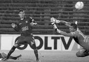 Martín Rabuñal de Defensor Sporting anota el primer gol a Bolívar, de Bolivia, anoche en el estadio Luis Franzini. Foto: Pablo Vignali