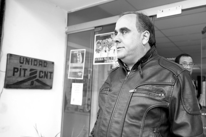 Joselo López se retira de la reunión del Secretariado Ejecutivo del PIT-CNT, el 11 de agosto. Foto: Santiago Mazzarovich