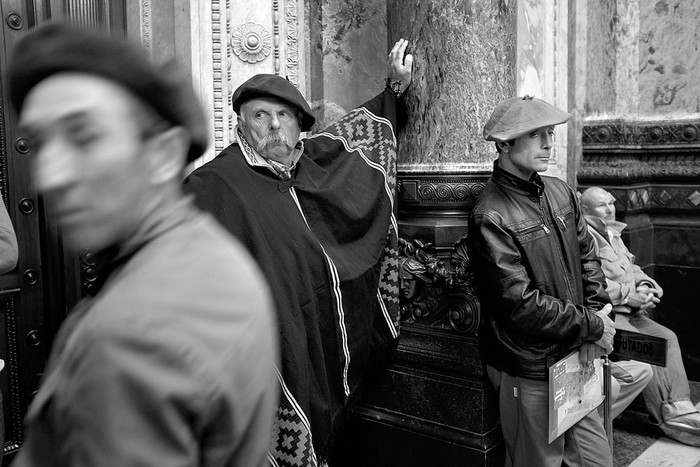 Participantes del seminario sobre el Reglamento de Tierras de 1815, ayer, en el Salón de los Pasos Perdidos del Palacio Legislativo. Foto: Pablo Vignali