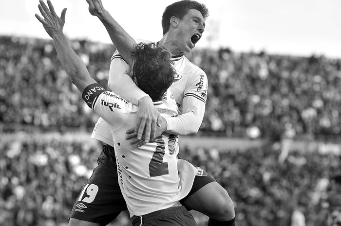 Iván Alonso y Santiago Romero, de Nacional, festejan el primer gol a Defensor Sporting, ayer, en el Parque Central. Foto: Federico Gutiérrez