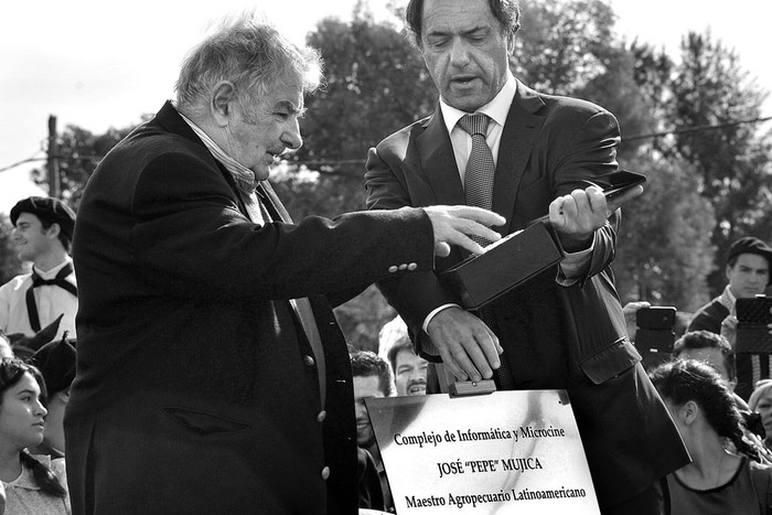 José Mujica y Daniel Scioli en el acto de descubrimiento de la placa “José ‘Pepe’ Mujica, maestro agropecuario latinoamericano", ayer, en la escuela agropecuaria General Lucio Mansilla, en Buenos Aires. Foto: Demian Alday, Efe