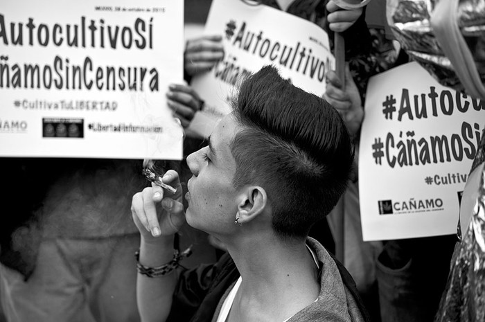 Manifestación de la Sociedad Mexicana de Autoconsumo Responsable Tolerante, ayer, frente a la Corte Suprema de Justicia de la Ciudad de México. Foto: Yuri Cortez, Efe