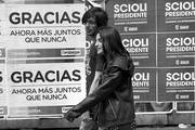Propaganda electoral de los candidatos a la presidencia de Argentina Mauricio Macri y Daniel Scioli, el viernes, en Buenos Aires. Foto: David Fernández, Efe