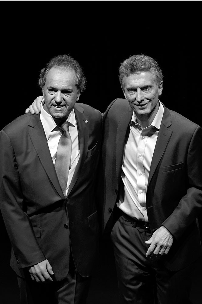 Los candidatos Daniel Scioli y Mauricio Macri al final del debate, ayer en Buenos Aires. / foto: juan mabromata, afp