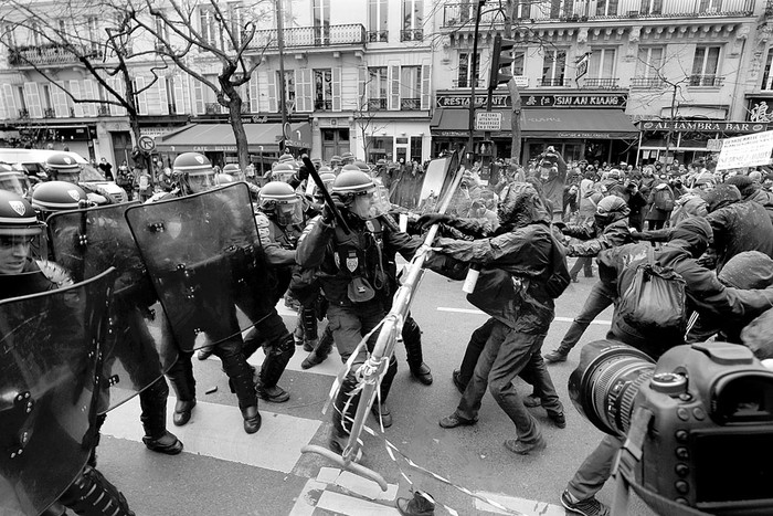 Manifestantes se enfrentan con la Policía antidisturbios durante una protesta contra el calentamiento global, ayer, en París. Foto: François Gguillot, AFP