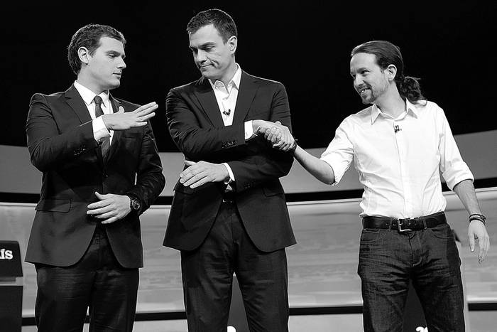 Pedro Sánchez (c), del Partido Socialista Obrero Español, Pablo Iglesias, de Podemos (d), y Albert Rivera (i), de Ciudadanos, antes de un debate, ayer, en Madrid. Foto: Javier Soriano, AFP