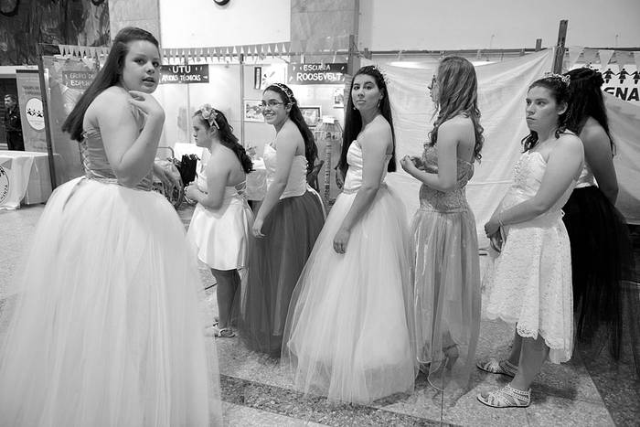 Desfile Construyendo la estética de la inclusión, ayer en el Atrio de la Intendencia. Foto: Santiago Mazzarovich