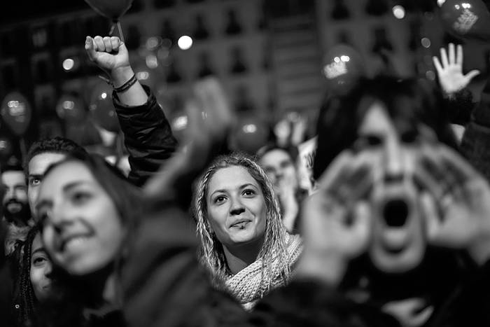 Partidarios de Podemos escuchan los resultados de las elecciones generales, ayer, en Madrid, España. • Foto: Pedro Armestre, Afp