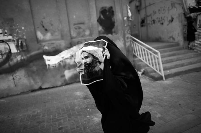Una mujer lleva un retrato del clérigo musulmán chiita Nimr al Nimr, ayer en Baréin. Foto: Mohammed Al Shaikh, Afp