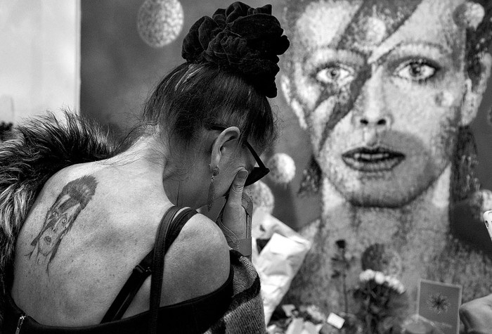 Escenas de dolor ante la muerte de David Bowie, ayer en Londres. Foto: Justin Tallis, Afp