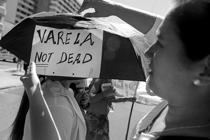 Concentración de trabajadores del Colegio José Pedro Varela, ayer en la puerta de la Dirección Nacional de Trabajo. Foto: Santiago Mazzarovich