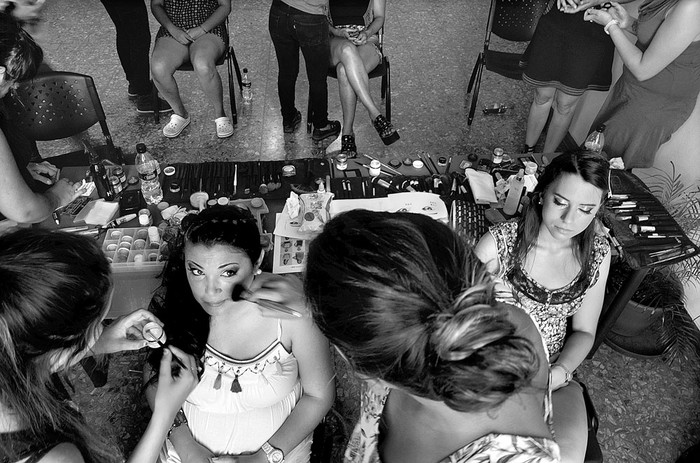 Maquillaje de aspirantes a reinas del Carnaval, ayer en la Intendencia de Montevideo. Foto: Alessandro Maradei