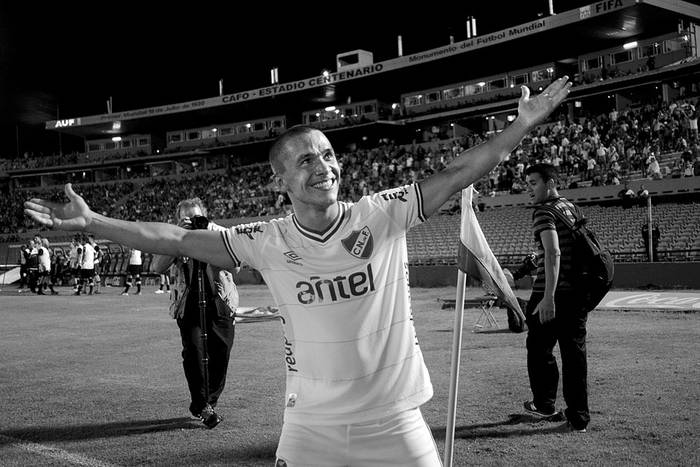 Sebastián Fernández festeja el primer gol de Nacional a Peñarol, ayer en el estadio Centenario. Foto: Pablo Vignali