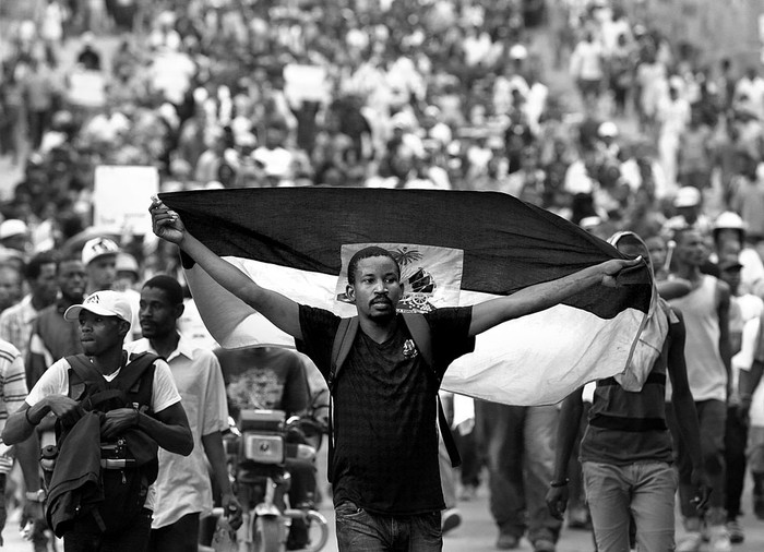 Protestas contra el gobierno haitiano y para pedir la renuncia del presidente del país, Michel Martelly, ayer, en Puerto Príncipe, Haití. Foto: Orlando Barría, Efe