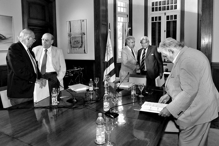 Jorge Batlle, Julio María Sanguinetti, Tabaré Vázquez, Luis Alberto Lacalle y José Mujica, ayer, en la residencia presidencial de Suárez. Foto: Federico Gutiérrez