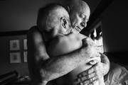Fotografía de la serie “Vida y muerte” que la fotógrafa Nancy Borowick tomó de sus padres, que sufrían cáncer; es la ganadora del segundo premio en la categoría Proyectos a largo plazo, del premio World Press Photo.