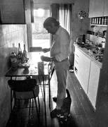 Alfredo Zitarrosa en la cocina de su casa en Montevideo, en diciembre de 1988. Foto: Carlos Contrera