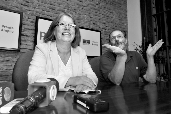 Mónica Xavier y Daniel Olesker, ayer, en la Casa del Pueblo. Foto: Federico Gutiérrez
