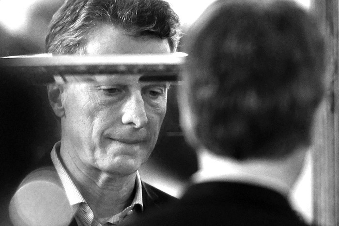 Mauricio Macri reflejado en un espejo después de pronunciar un discurso, ayer, en la Casa Rosada. Foto: Juan Mabromata, Afp