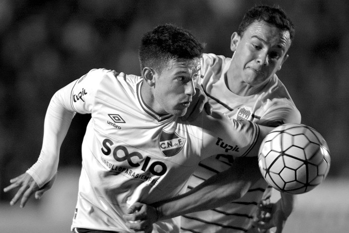 Leandro Barcia, de Nacional, y Leonardo Jara, de Boca Juniors, ayer, en el Gran Parque Central. Foto: Iván Franco