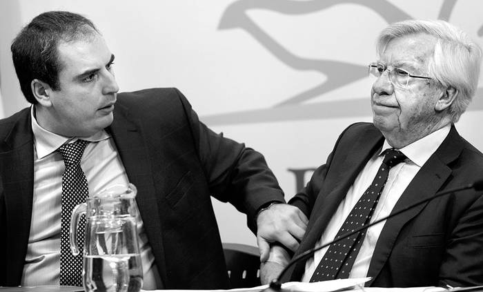 Pablo Ferreri y Danilo Astori, ayer, en la rueda de prensa posterior al Consejo de Ministros, en la Torre Ejecutiva. Foto: Pablo Vignali