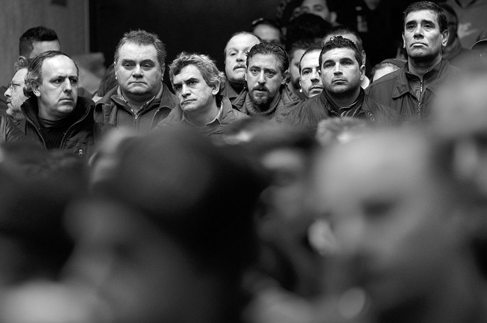 Trabajadores de Raincoop durante el sorteo para ser incorporados a otras empresas, ayer, en la sede del PIT-CNT. Foto: Pablo Vignali