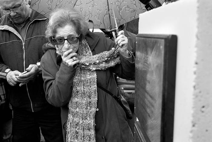 Colocación de placas recordatorias de la represión durante la dictadura, ayer, en el Batallón Nº 13 de Infantería. Foto: Pablo Vignali