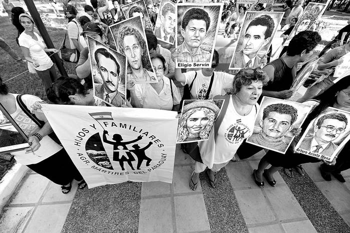 Familiares de las víctimas de la matanza del 15 de junio de 2012 en Curuguaty, durante una marcha en Asunción del Paraguay. Foto: Norberto Duarte, Afp (archivo, diciembre de 2012)