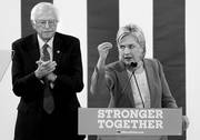 Bernie Sanders y Hillary Clinton durante un acto, ayer en Portsmouth, New Hampshire. Foto: Justin Saglio, Afp